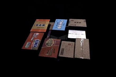 带有图案、胶带且紧密贴合的纸箱